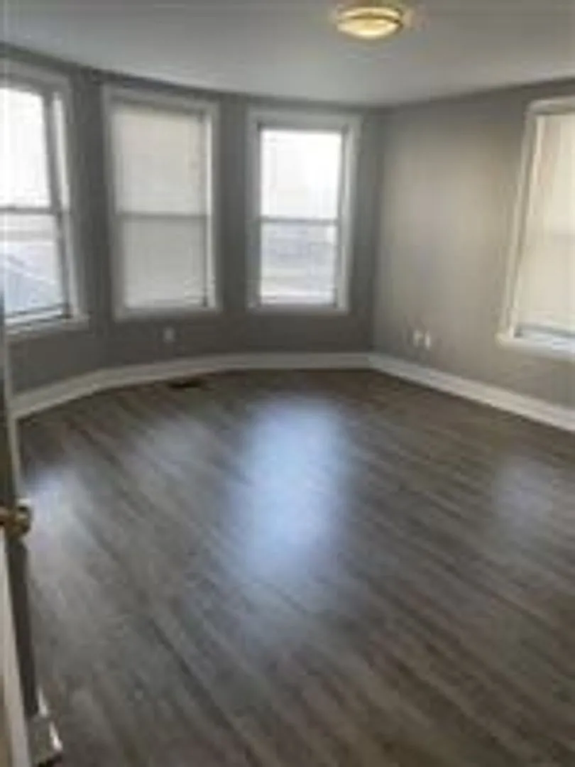 Building Photo - 875 E 2nd St #3C