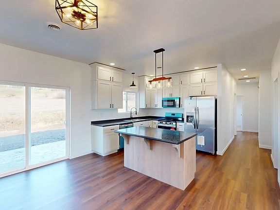 4th image of 888 Aster Dr