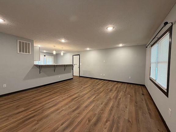 4th image of 414 S Glenn Dr