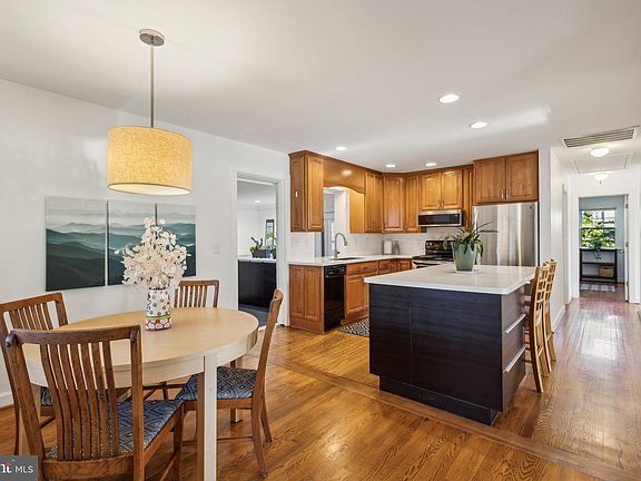 2nd image of 502 Woodford St