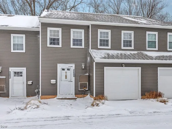 1689 Walnut Ln #5, Rocky River, OH 44116