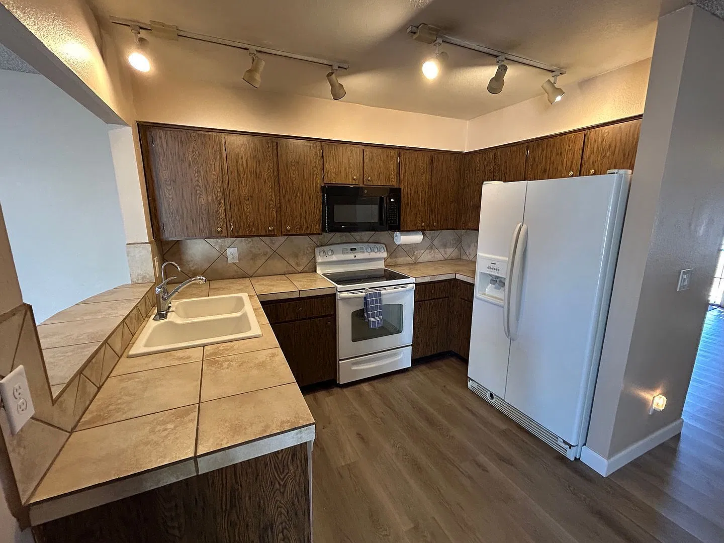 3 bed, 2.0 bath, 1304 sqft, $2,050 — Photo 3