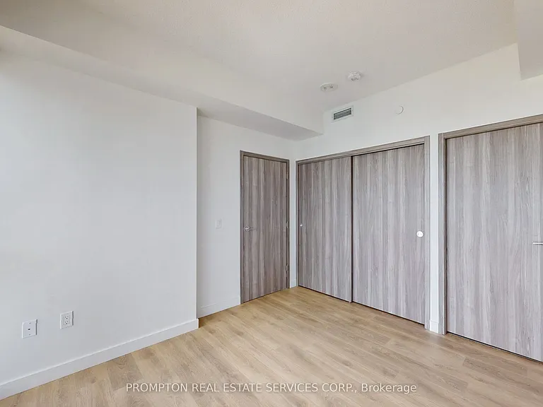 85 McMahon Dr #802 — Photo 12