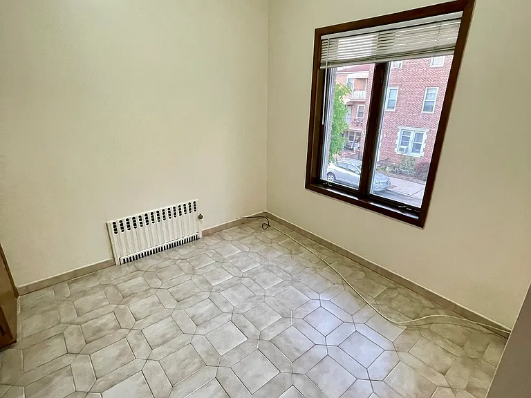 81st St — Photo 3
