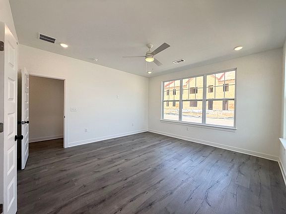 4th image of 3060 Portage Dr
