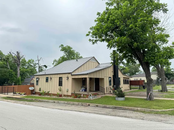 216 Rogers St, Henderson, TX 75654