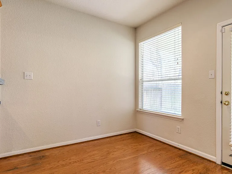 2918 Five Oaks Dr — Photo 12
