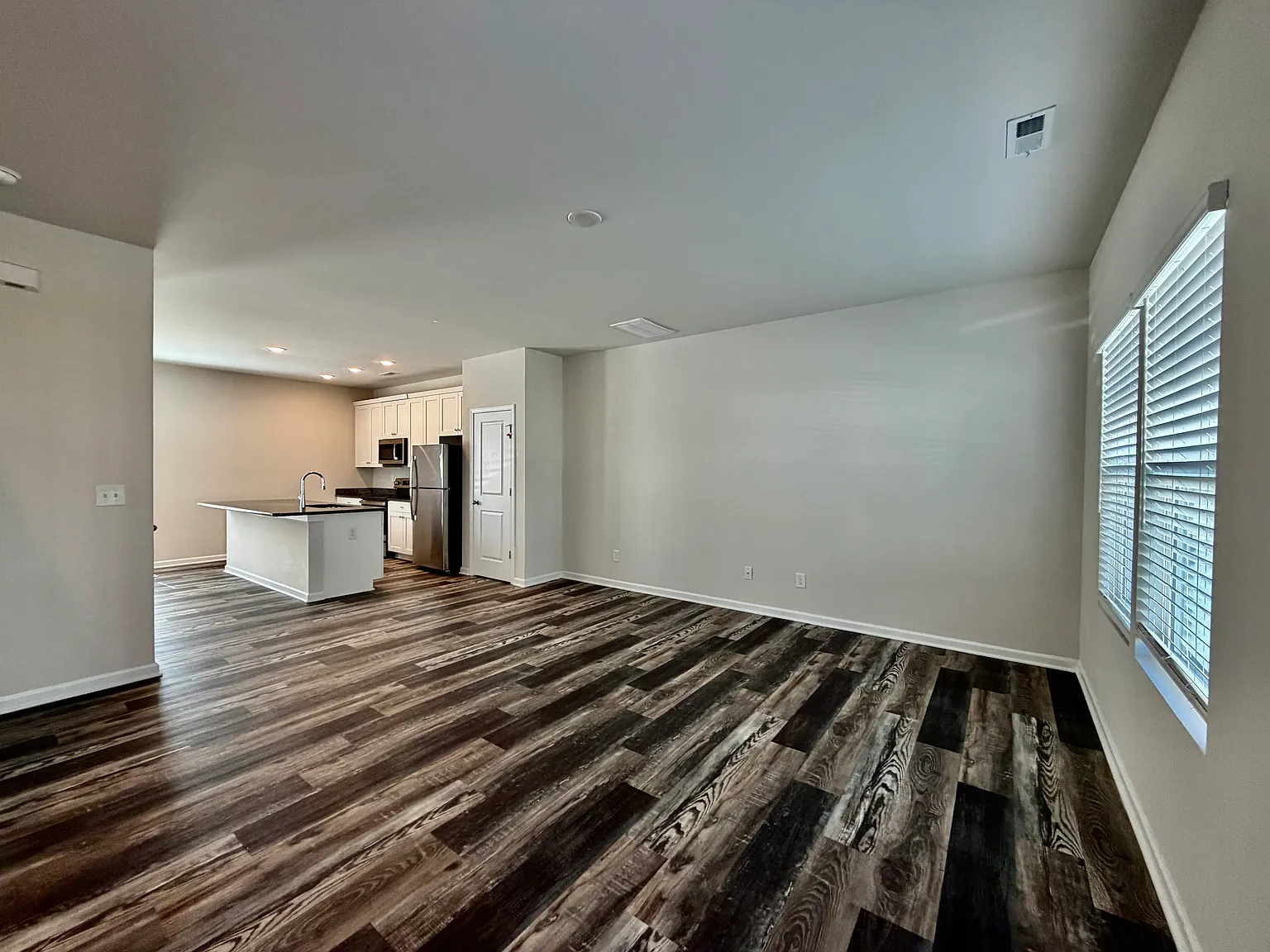 3 bed, 2.5 bath, 1320 sqft, $1,650 — Photo 3