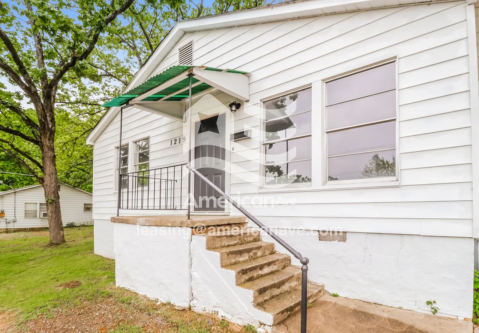 3 bed, 1.0 bath, 896 sqft, $881 — Photo 2
