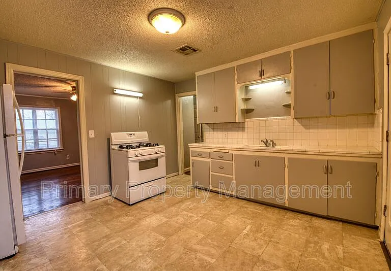 2212 NW 31st St — Photo 3