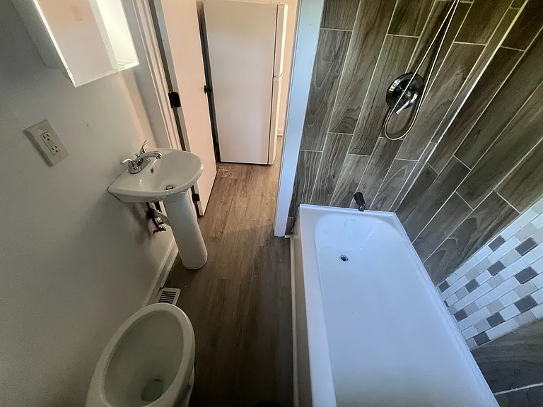 109 W Buck St — Photo 5