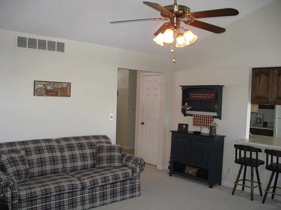 3rd image of 923 Tanglewood Dr
