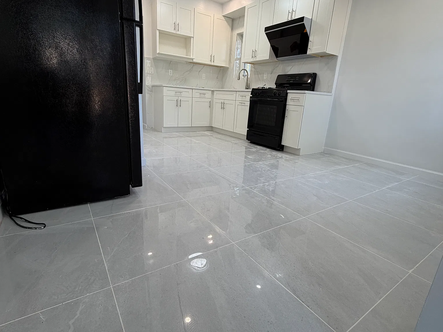 3 bed, 920 sqft, $3,200 — Photo 1