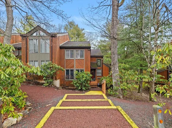 57 Red Fox Ct, Lake Harmony, PA 18624