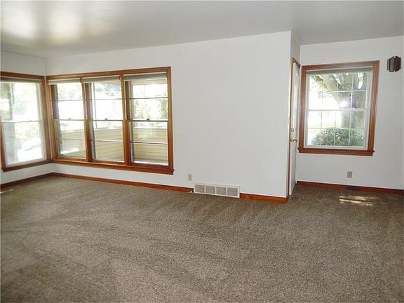 4th image of 33 Northmont St