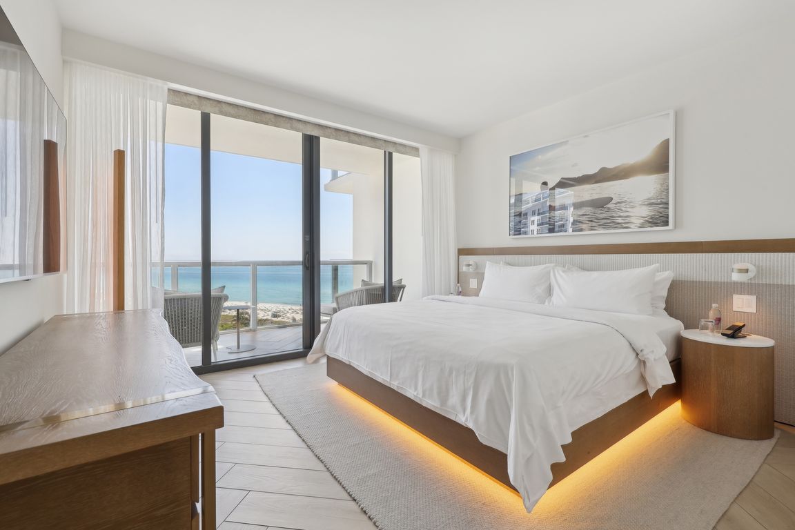 Collins Ave-1605-017.jpg