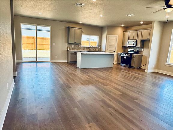 3rd image of 15614 Garden Ln #15614