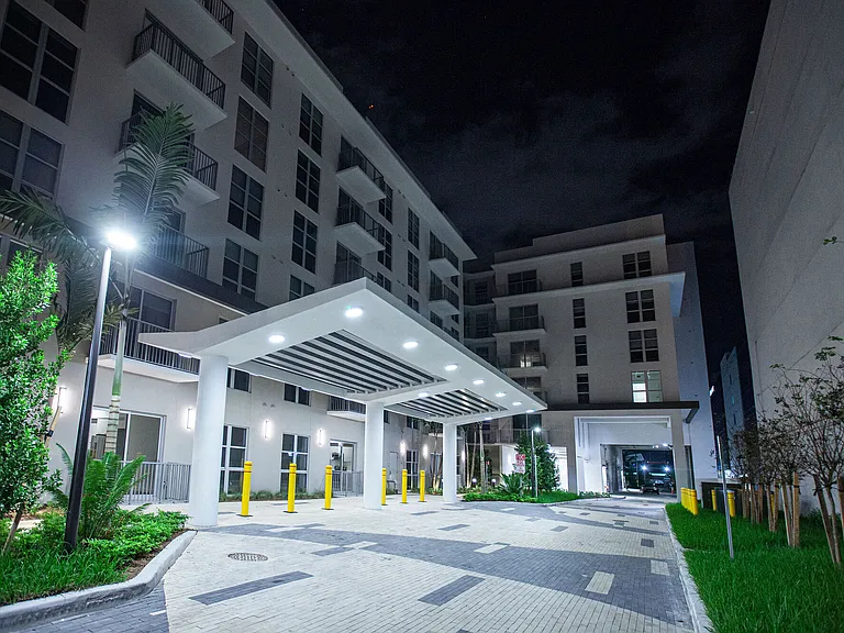 850 Living — Photo 9