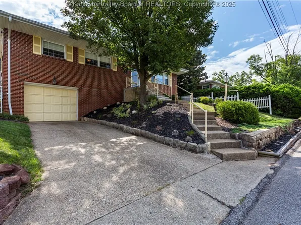 1524 Hilltop Dr, South Charleston, WV 25303