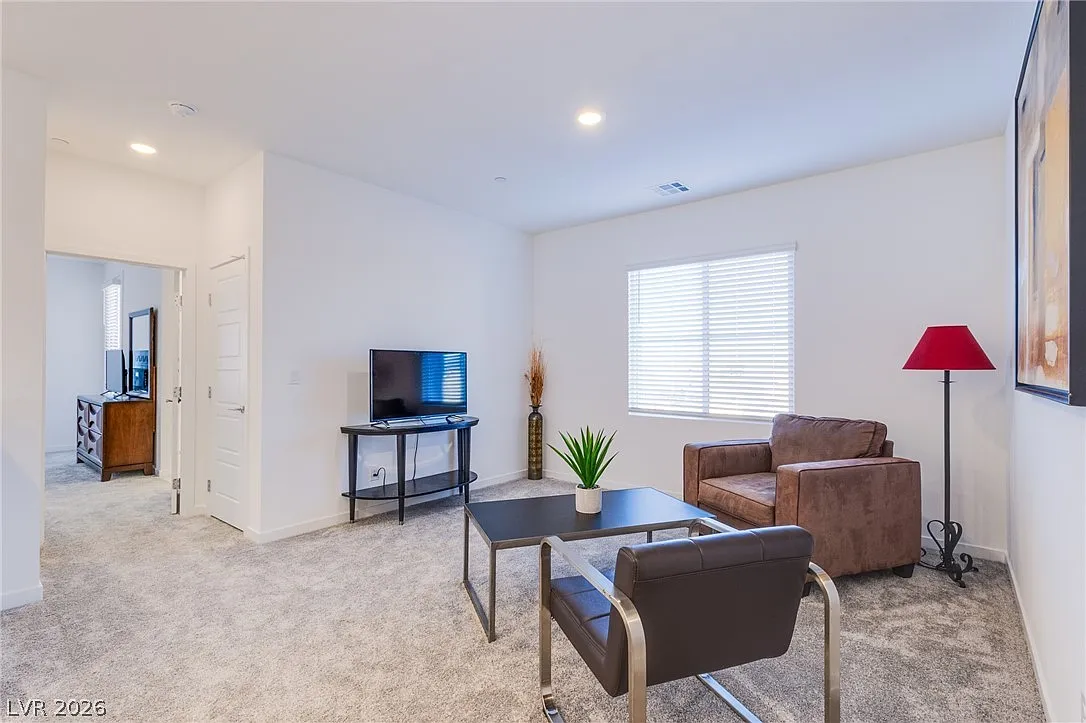 4 bed, 2.5 bath, 1936 sqft, $2,300 — Photo 4