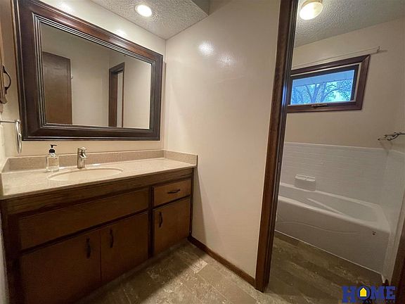 5th image of 621 S 84th St