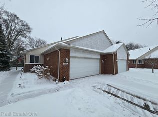 7968 Divot Dr, Waterford, MI 48327