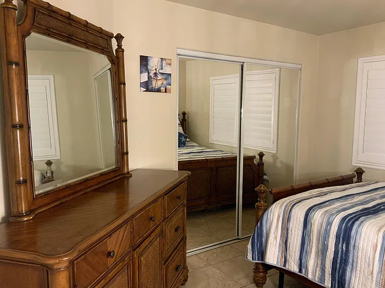 Queen bed room