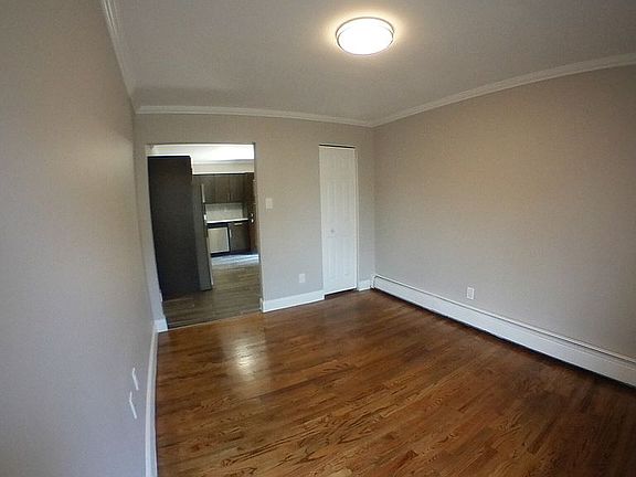 5th image of 547 Barclay Ave