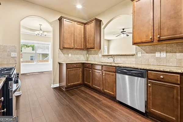 3920 Lake Manor Way — Photo 9