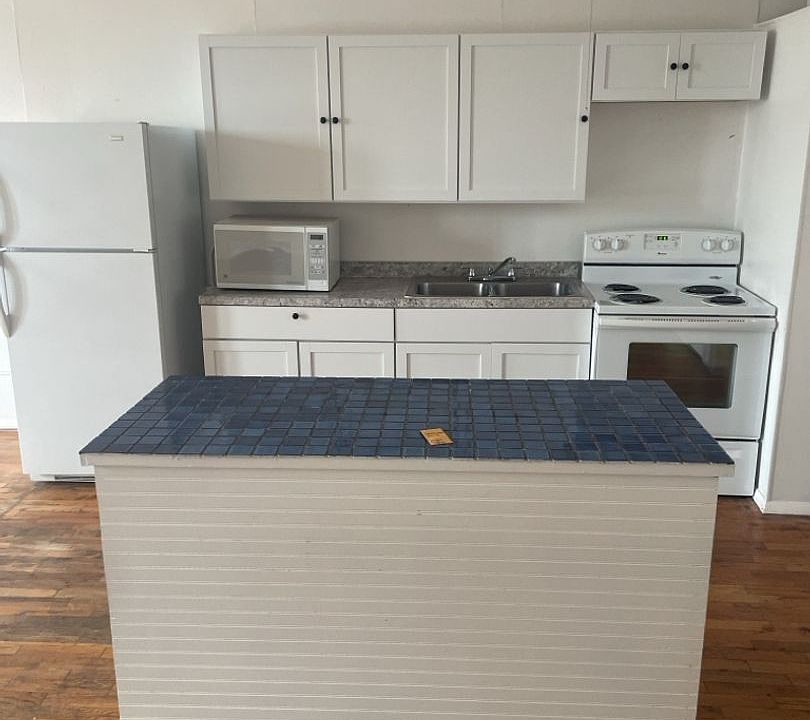 1st image of 734 1/2 Massachusetts St #548