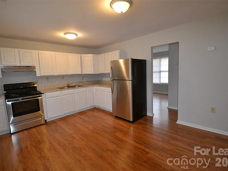 924 Junius St — Photo 15
