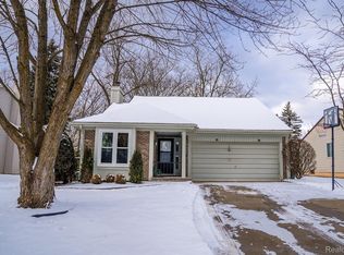 708 Dressler Ln, Rochester Hills, MI 48307
