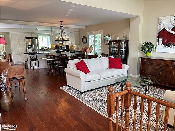 4th image of 4 Green Briar Dr
