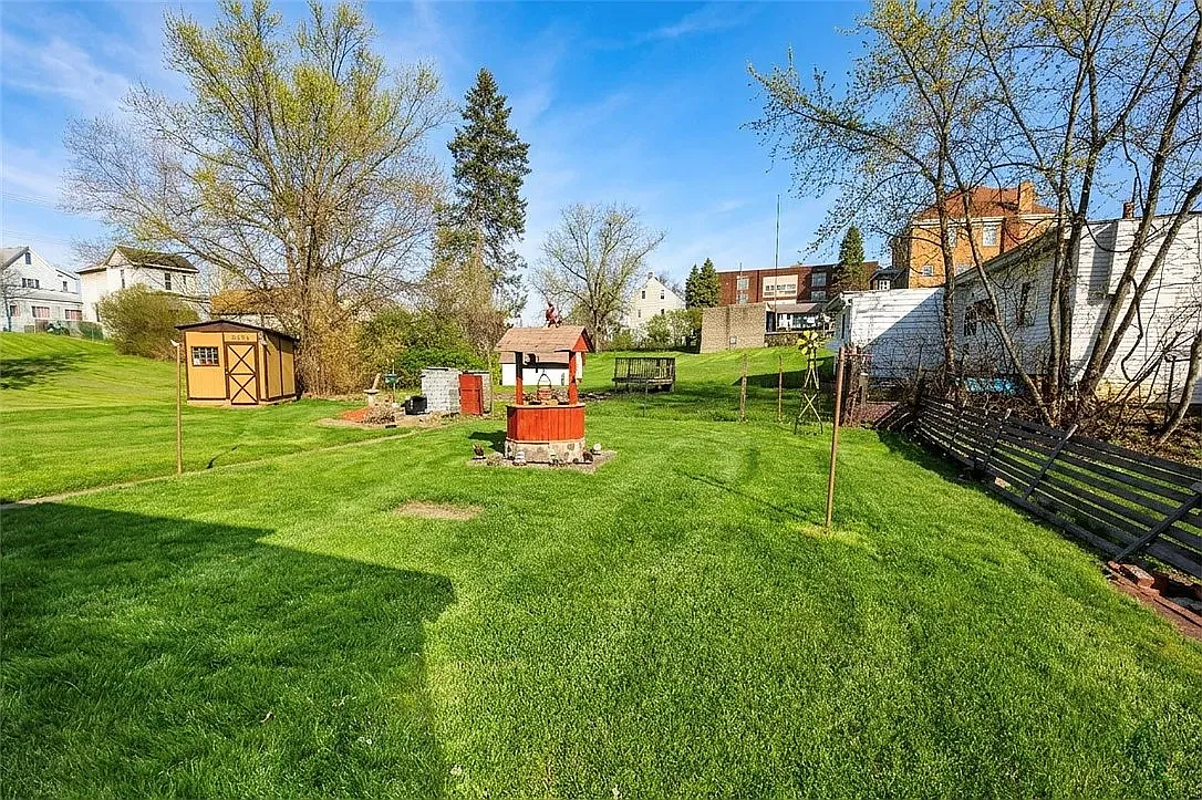 3 bed, 1.5 bath, 1260 sqft, $700 — Photo 2