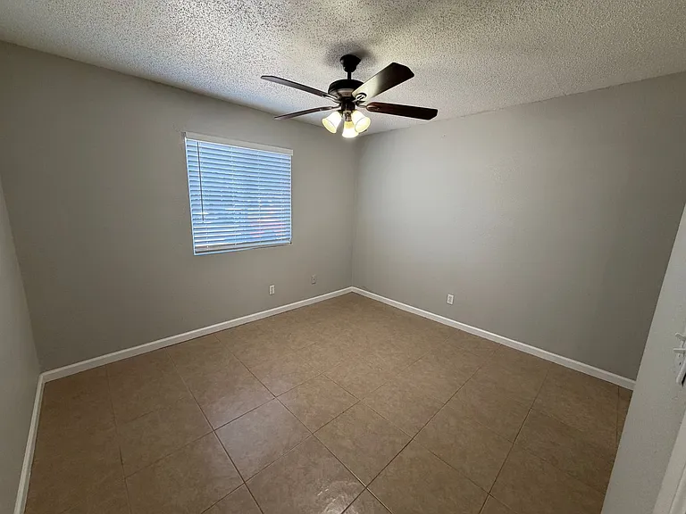 Twin Palms Apartments — Photo 8