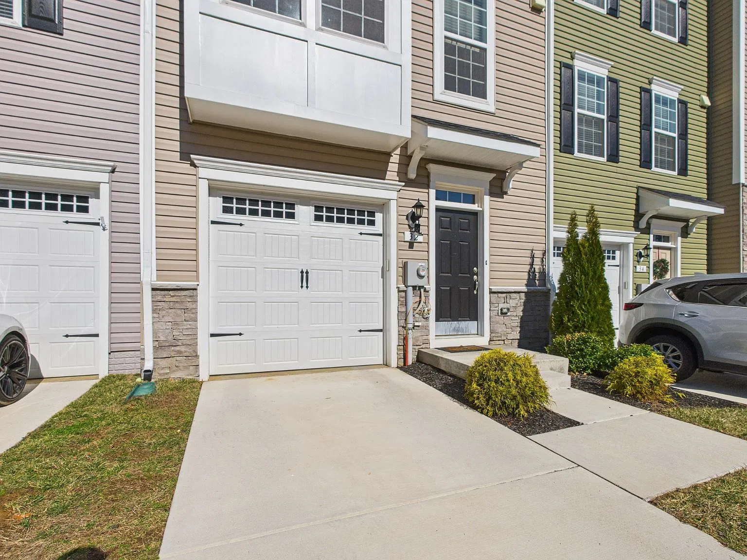 3 bed, 3.5 bath, 2300 sqft, $2,850 — Photo 2
