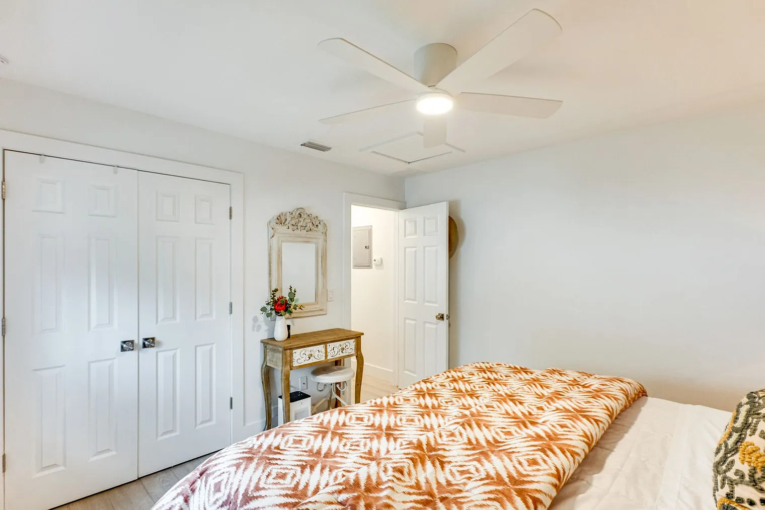 2 bed, 1.0 bath, 893 sqft, $3,496 — Photo 4