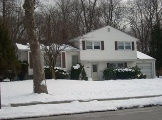 60 Falcon Rd, Livingston, NJ 07039