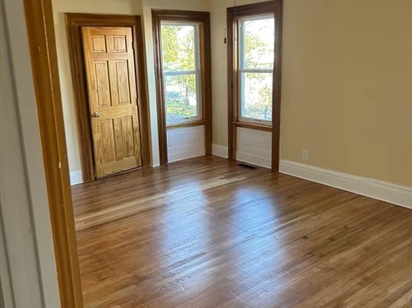 4 Crown St APT 1, Worcester, MA 01609