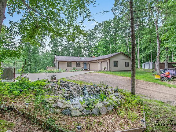 3rd image of 6770 Wildwood Ct