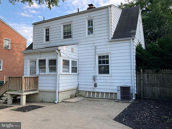 2nd image of 306 E Oak St
