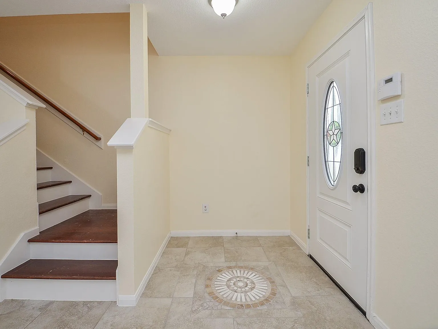 4 bed, 2.5 bath, 2458 sqft, $2,150 — Photo 2
