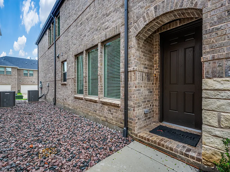 512 Parkside Dr — Photo 3