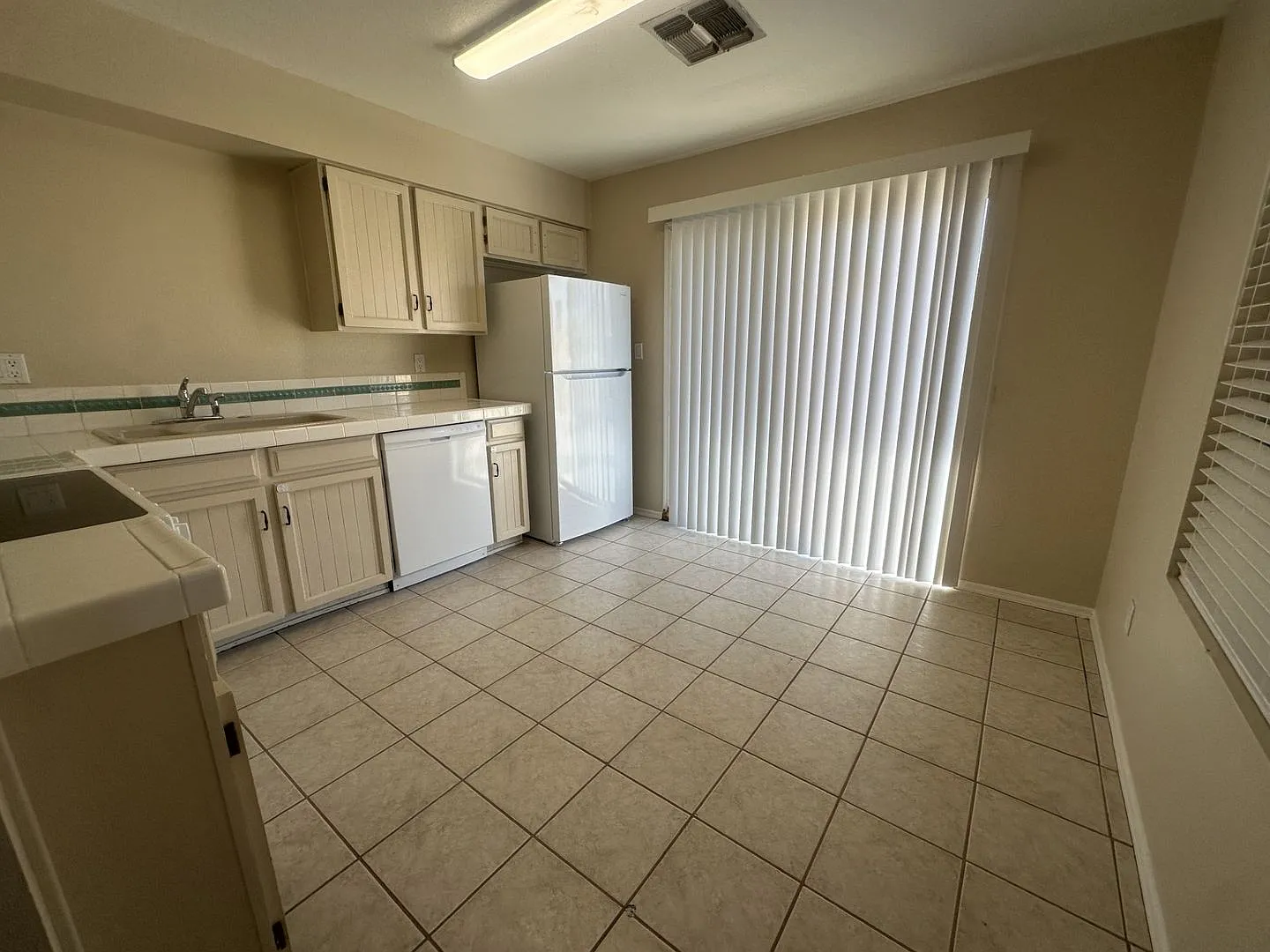 Tempe Single Level 3 Bedroom Twin Home With A 1 Car Garage And Covered Parking — Photo 4