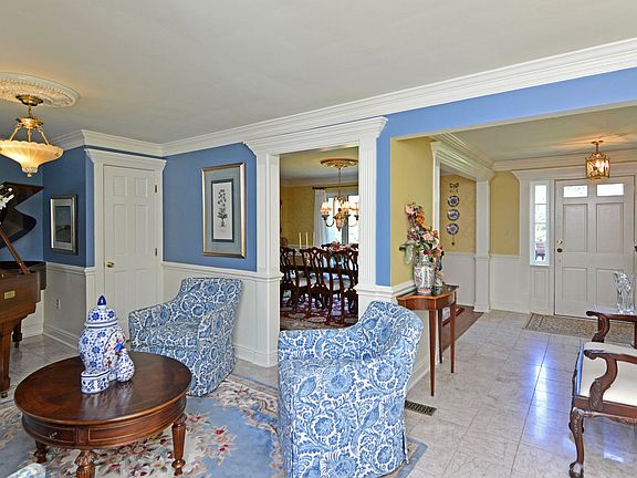 5th image of 110 Chapel Knoll Dr
