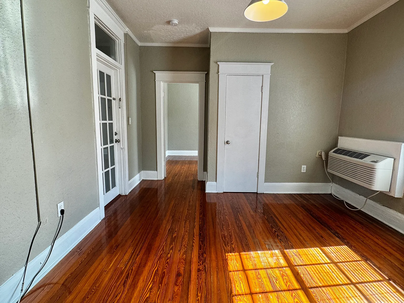 1 bed, 400 sqft, $1,200 — Photo 2