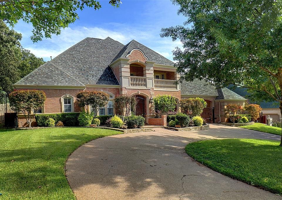 1st image of 703 Sussex Ct