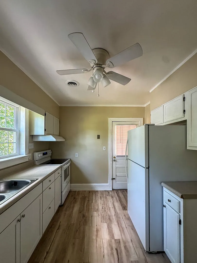 Charming 2 Bed 1 Bath Duplex in Haymount — Photo 2