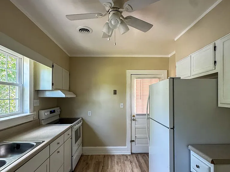 512 1/2 Westmont Dr — Photo 2