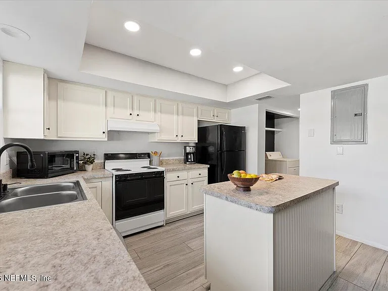 8140 Sutton Pl E — Photo 3